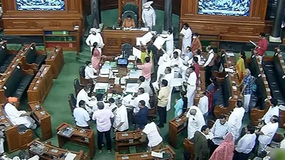 அனல் பறக்கும் நாடாளுமன்றம்... அமளி துமளிக்கு யார் காரணம்?