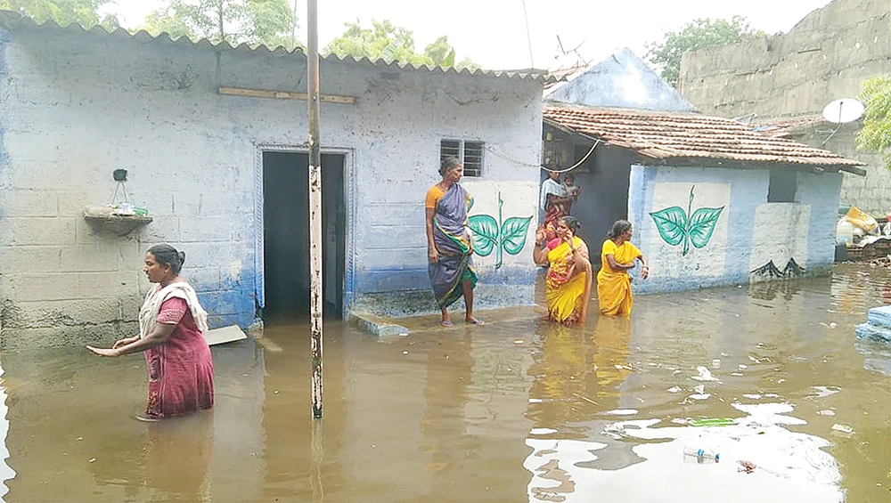 வெள்ளம் ஒரு புறம்...