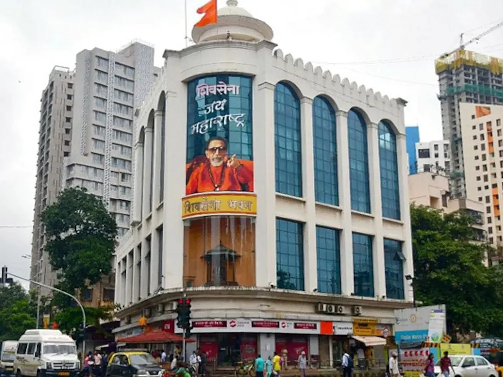 ``உத்தவ் தாக்கரேயின் சேனா பவனுக்கு உரிமை கோர மாட்டோம்" - புதிய அலுவலகம் திறக்கும் ஷிண்டே