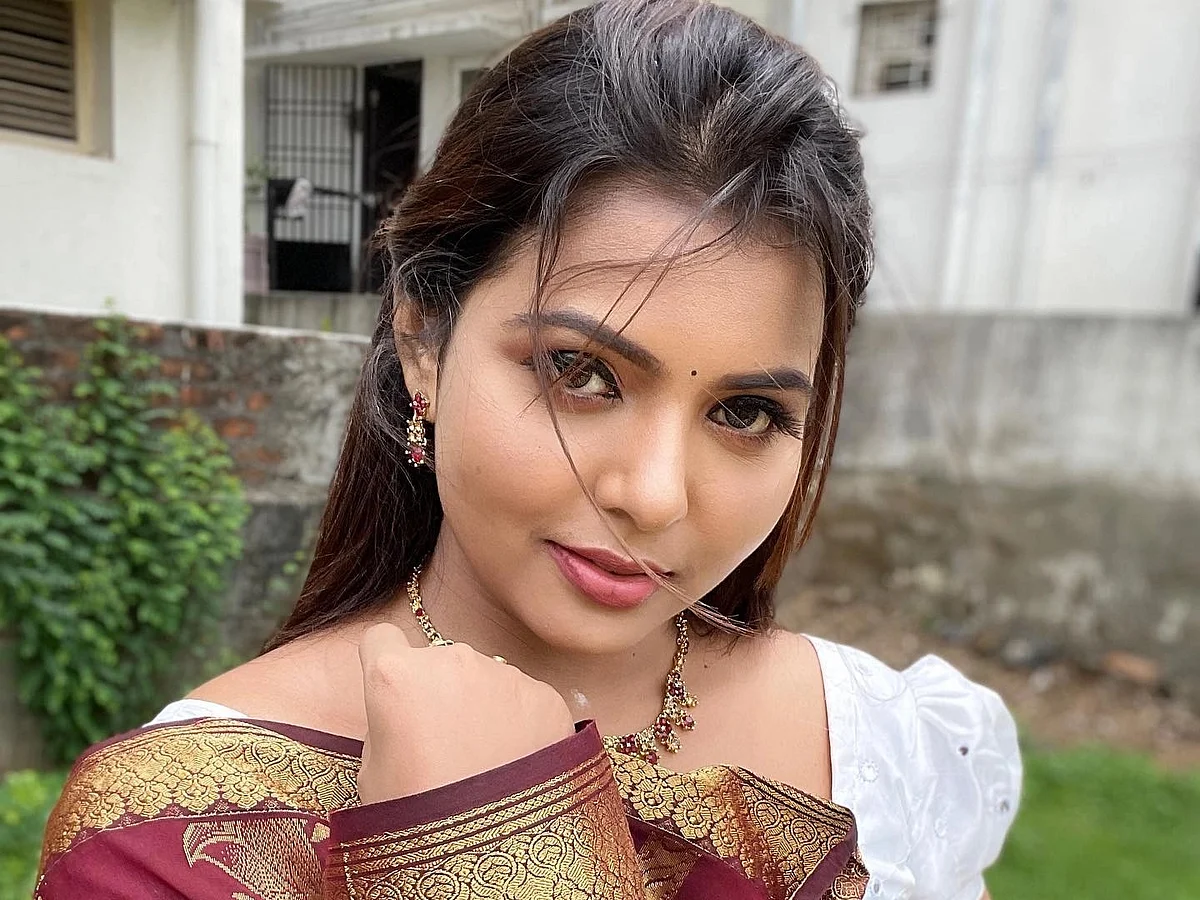 ``நானும் அப்படி ஒரு நாள் அழுவேன்னு எதிர்பாக்கல... ஆனா" - `செம்பருத்தி' மெளனிகாவின் ஆன்மிக அனுபவம்