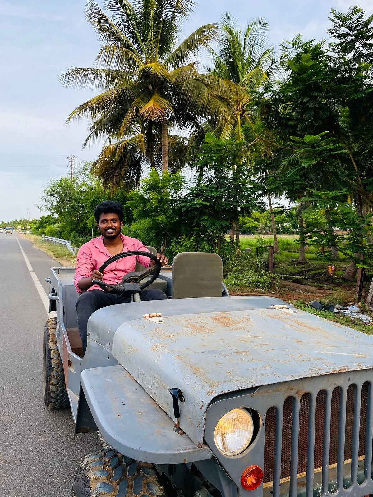 கண்டுபிடித்த பேட்டரி ஜீப்பில் கவுதம்