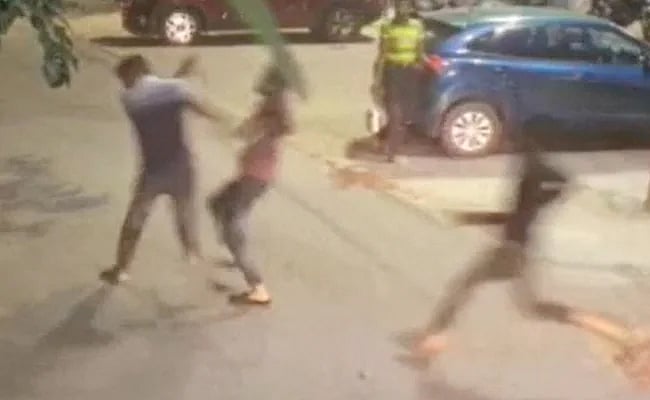 டெல்லி: சிறுநீர் கழித்ததை தட்டிக் கேட்டதால் தகராறு; 25 வயது இளைஞர் குத்திக்கொலை - நடந்தது என்ன?