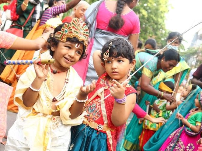 சென்னை மகாலிங்கபுரம் ஐயப்பன் கோயிலில் கோகுலாஷ்டமி கொண்டாட்டம்;  கிருஷ்ணா, ராதை கெட்டப்பில் சுட்டீஸ்!