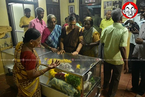 உடலைப் பார்த்துக் கதறும் உறவினர்கள்
