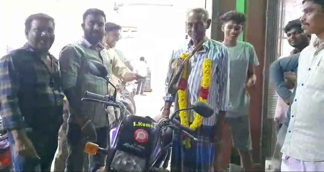 டூவீலர் திருட்டு - திருடிய முதியவருக்கு மாலை போட்டு மரியாதை