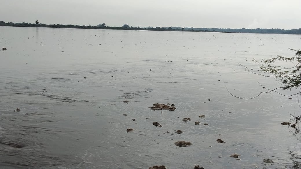 சீர்காழி: கொள்ளிடம் ஆற்றில் மீண்டும் வெள்ளம் - பாதுகாப்பான இடங்களைத் தேடிச் செல்லும் மக்கள்!