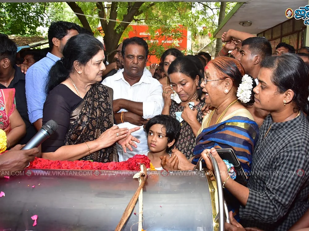``அதிமுக-வின் பிளவுக்குப் பின்னணியில் திமுக இருக்கிறது!" - சசிகலா குற்றச்சாட்டு
