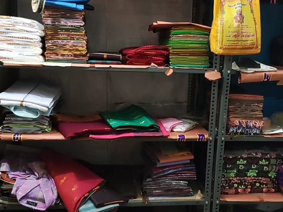 தொழில் போட்டியா, திருட்டு கும்பலா? ஜவுளி வியாபாரி வீட்டில் ரூ.9 லட்சம் மதிப்புள்ள புடவைகள் திருட்டு