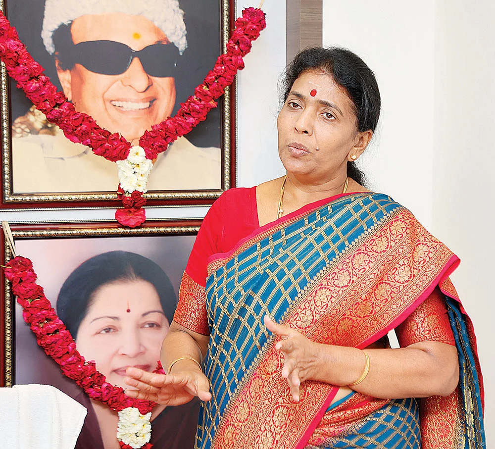 ஓ.பி.எஸ் தனிக்கட்சி ஆரம்பித்து கொள்ளலாம்! - கோகுல இந்திரா அட்வைஸ்!