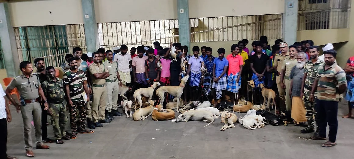 வேட்டைநாய்களுடன் கைது செய்யப்பட்டவர்கள்