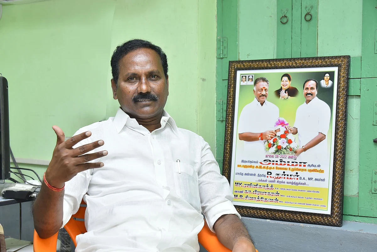``அண்ணன் எடப்பாடி, அவரின் சமூகம் சார்ந்தே இயங்குகிறார்...” - போட்டுத் தாக்கும் எம்.பி தர்மர்