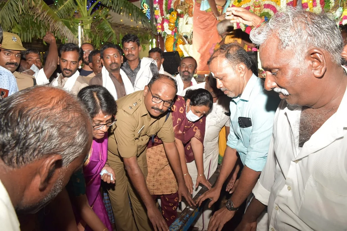 அதிகாரிகள்