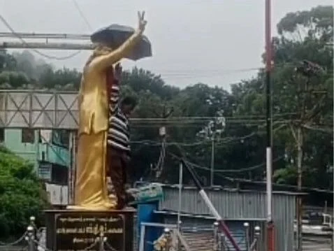 `எம்.ஜி.ஆர் மழையில நனையக் கூடாது...' - கொடநாடு சாலையில் சிலைக்குக் குடைபிடித்த நபர்
