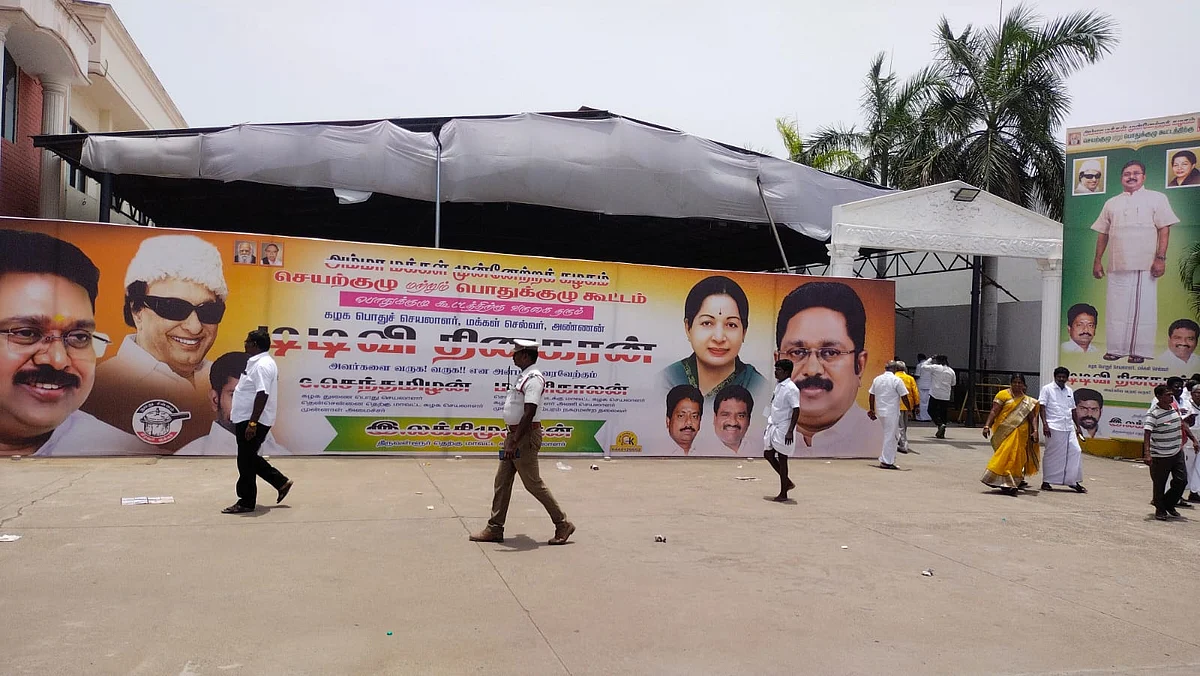 சசிகலா இல்லாத டிடிவி-கட் அவுட்