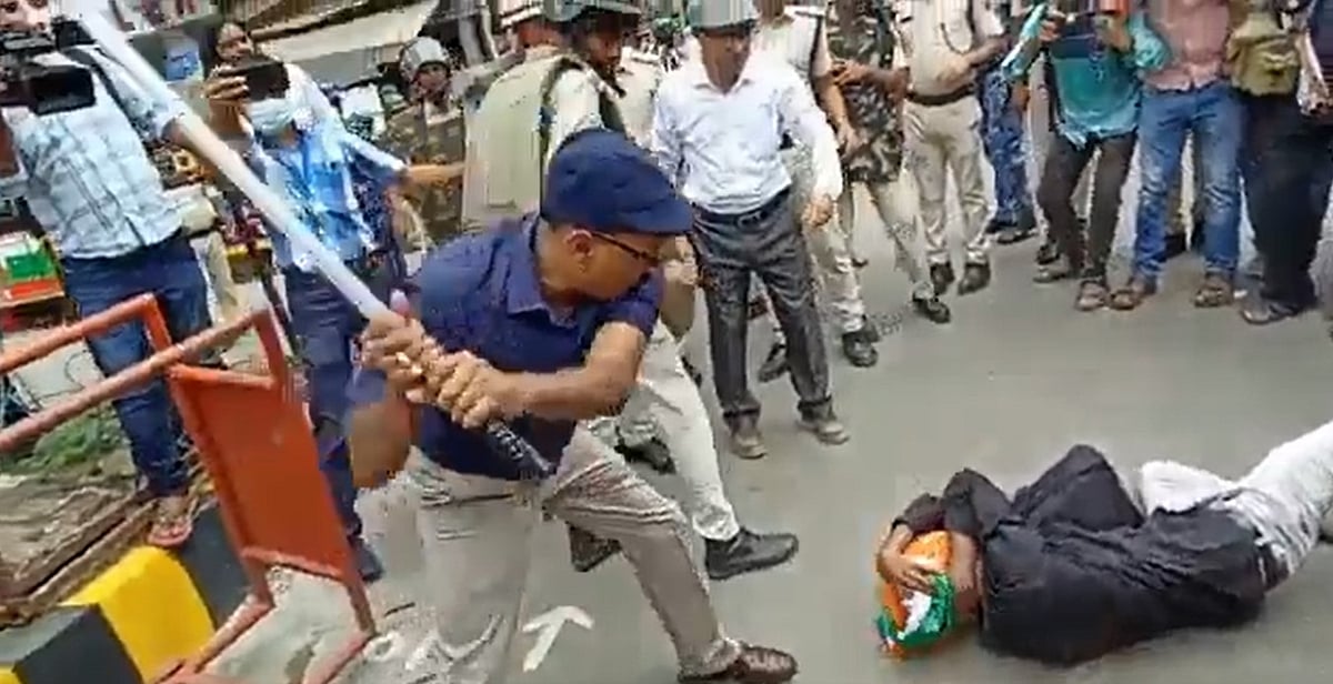 போராட்டம் நடத்திய ஆசிரியர்கள்... தேசியக்கொடி ஏந்தியவர் என்றும் பாராமல் தாக்கிய கூடுதல் மாஜிஸ்திரேட்!