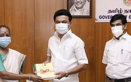 முதல்வரிடம் ஒப்படைக்கப்பட்ட அறிக்கை