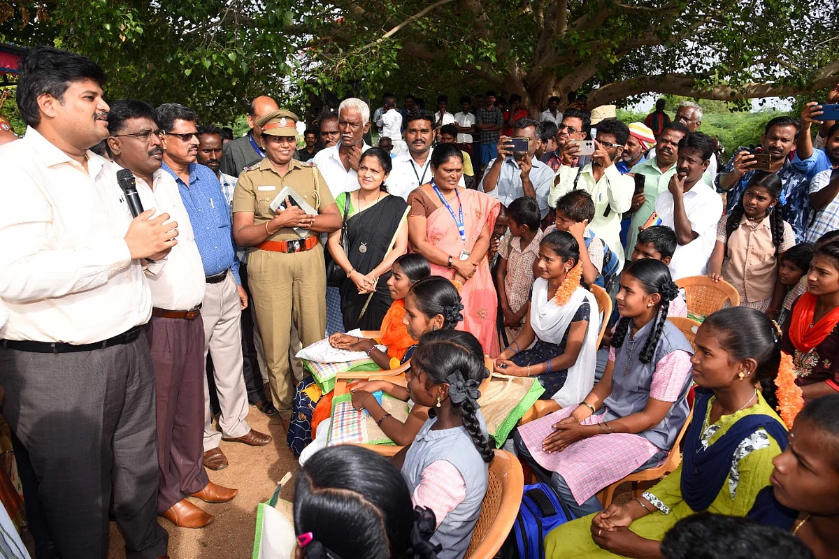 அறிவுரை வழங்கும் ஆட்சியர்