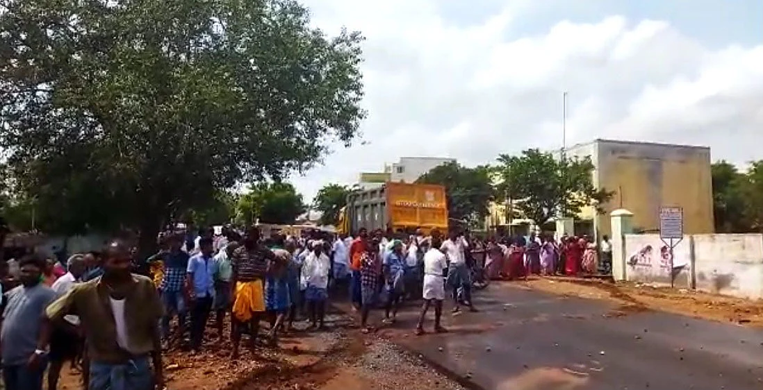 சம்பவ இடத்தில் குழுமிய மக்கள்
