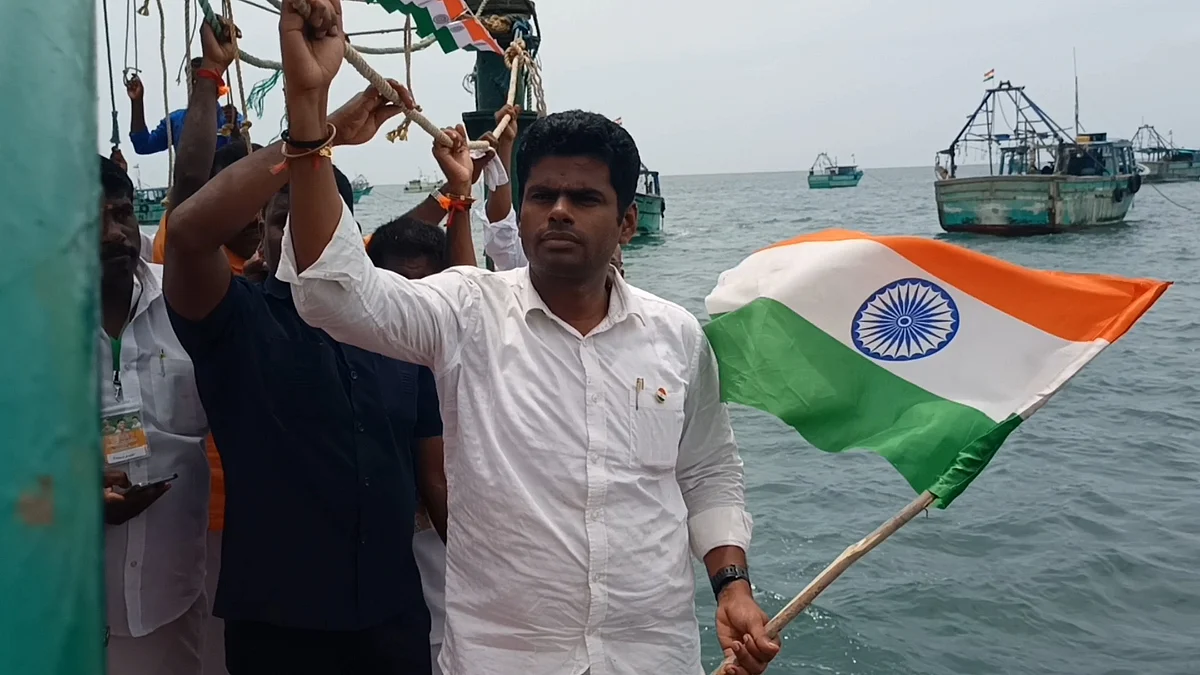 விசைப்படகில் தேசிய கொடியுடன் கடலில் வலம் வந்த அண்ணாமலை