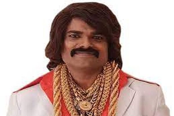 கழுத்து நிறைய நகைகளுடன் ஹரி நாடார்