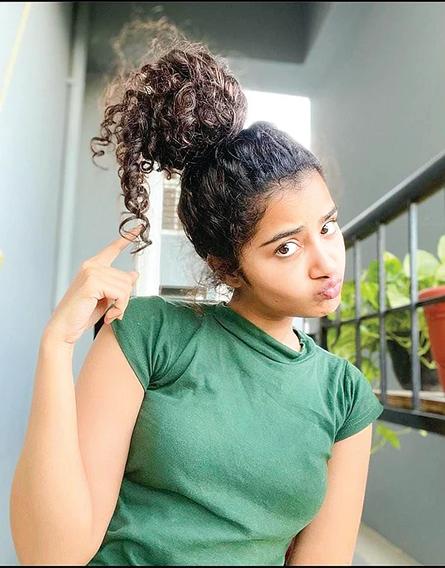 Anupama : கர்லி கேர்ள்!