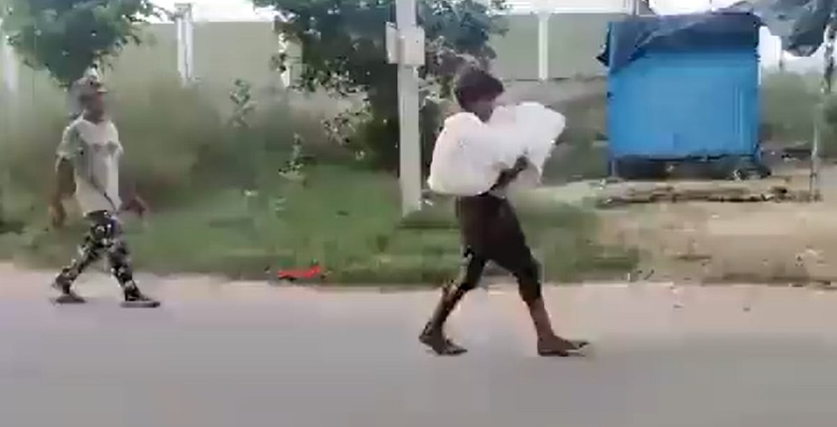 உ.பி: `அமரர் வாகனத்துக்கு காசு இல்லை!' - 2 வயது குழந்தையின் உடலை சுமந்துச் சென்ற 10 வயது  சகோதரன்