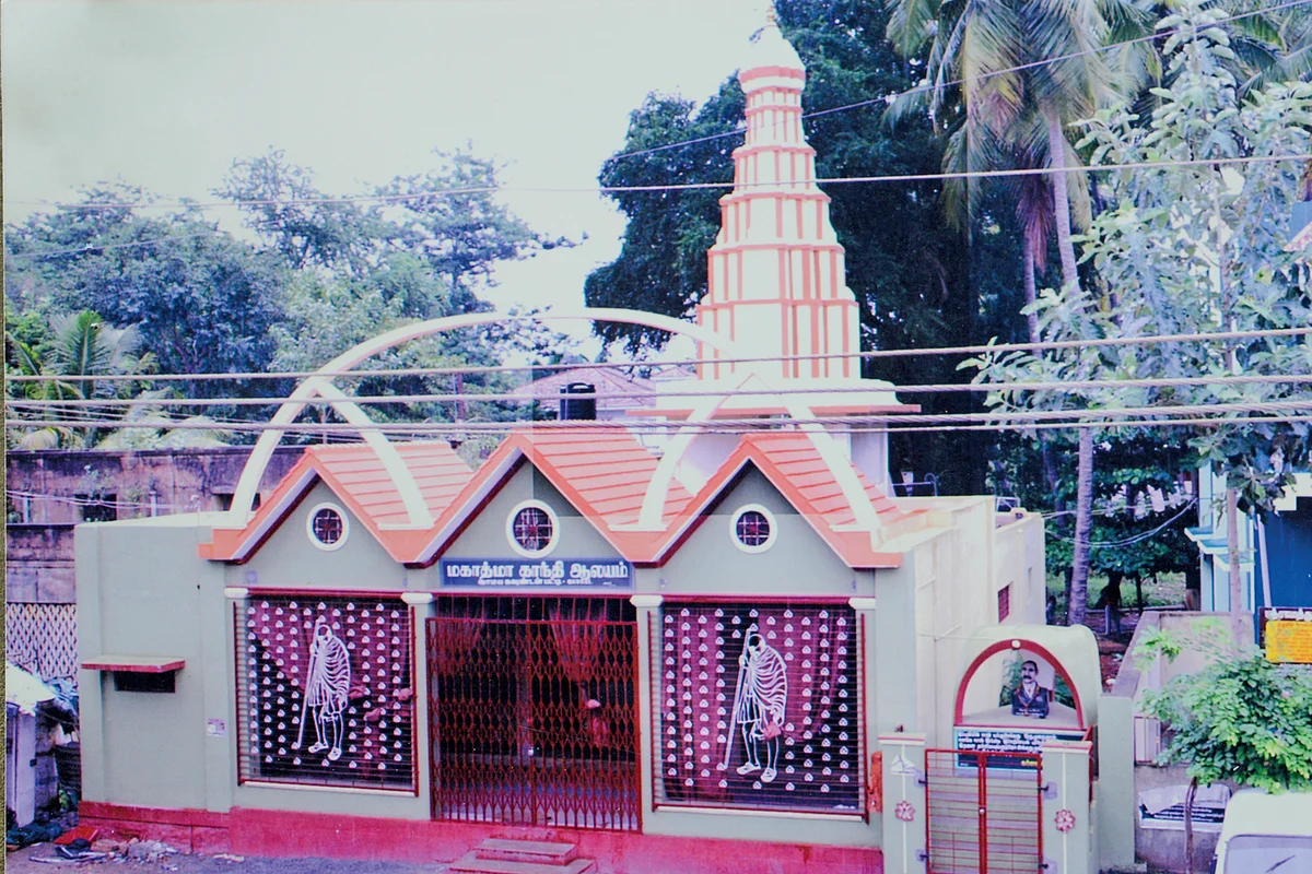 மகாத்மா காந்தி ஒரு மனிதக் கடவுள்! - கோயில் கட்டி வழிபடும் கிராமங்கள்!