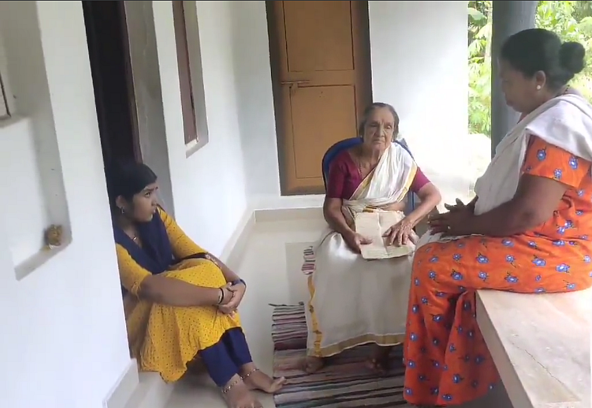 பொன்னு, சரஸ்வதி ஆகியோருடன் சந்திரமதி அம்மா