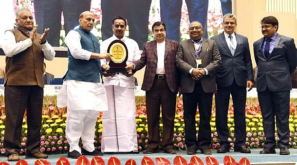 விருது வழங்கும் விழாவில் அ.தி.மு.க அமைச்சர் எம்.ஆர்.விஜயபாஸ்கர்