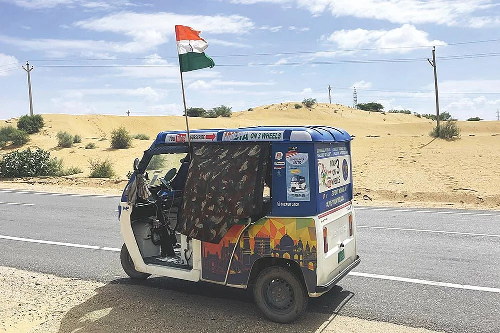 ஜோதி விக்னேஷுக்கு ஒரு கின்னஸ் ரெக்கார்டு பார்சேல்!