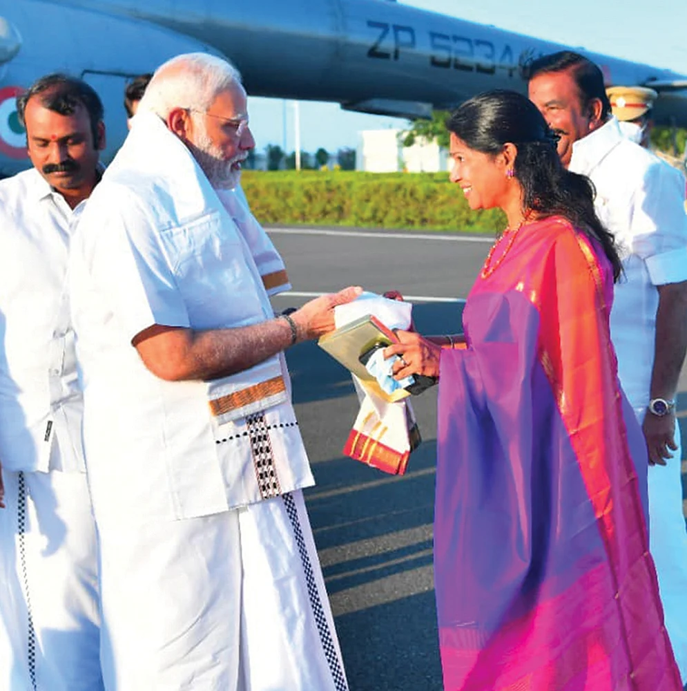 மோடி - கனிமொழி