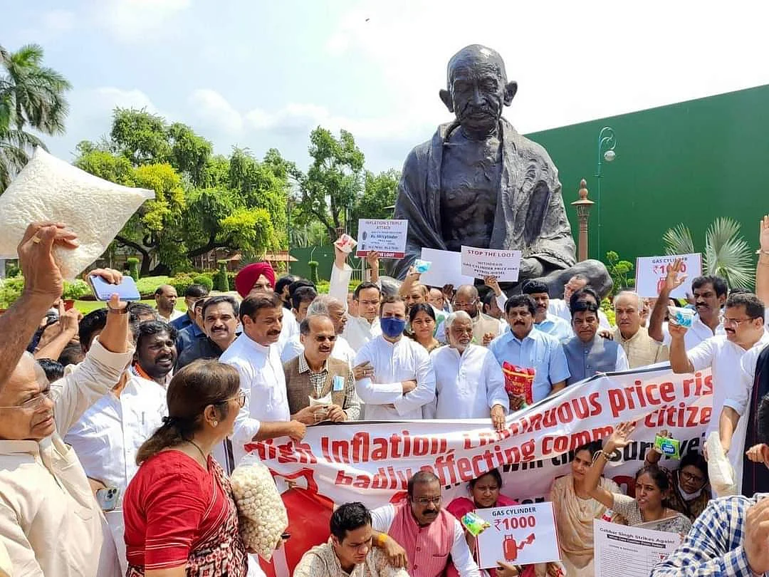 விலைவாசி உயர்வுக்கு எதிராக எதிர்க்கட்சிகள் போராட்டம்