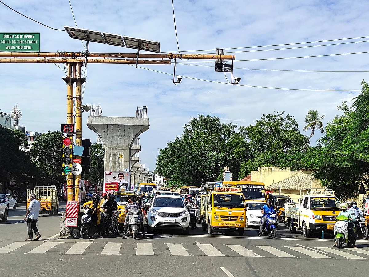 `டிராஃபிக் ரூல்ஸ் முதல் இளையராஜா இசை வரை..!' - கோவையை கலக்கும் அடடே சிக்னல்கள்
