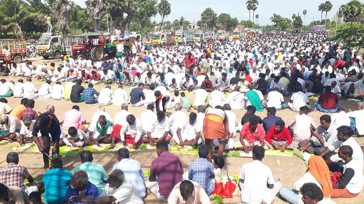 கிடா வெட்டு விருந்தில் சாப்பிடும் ஆண்கள்