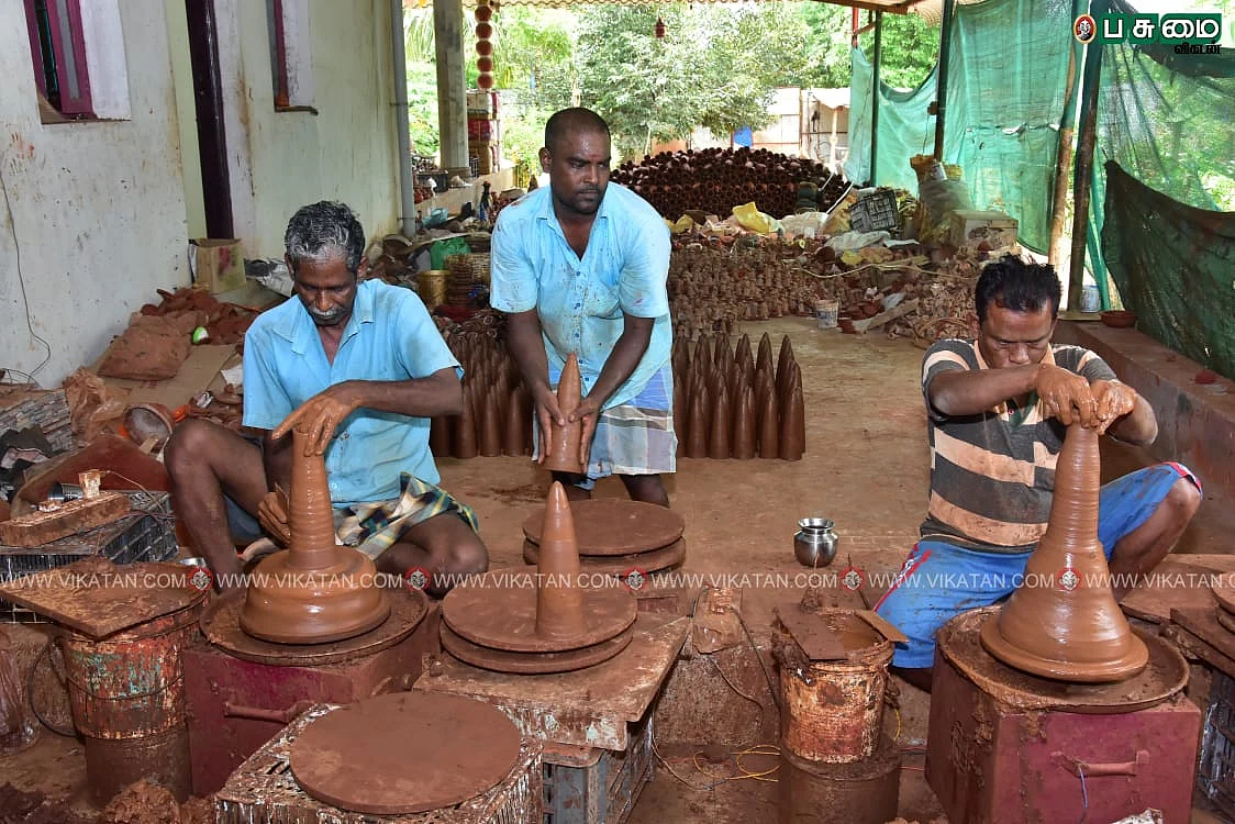 தயாரிப்பில் களிமண் கூம்புகள்