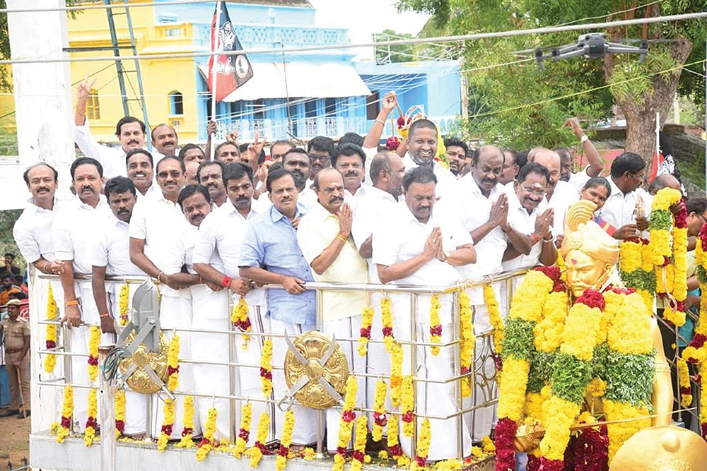 மிஸ்டர் கழுகு: ஓ.பி.எஸ் கூட்ட இடமாற்றம்... சசிகலா பாசமா, எடப்பாடி பயமா?