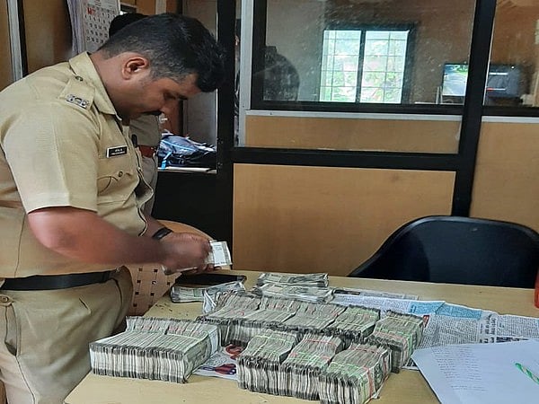 தென்காசி: பேருந்து பயணியிடம் ரூ.27 லட்சம் பறிமுதல்... சட்டவிரோத தங்கம் விற்பனையா?! - தீவிர விசாரணை