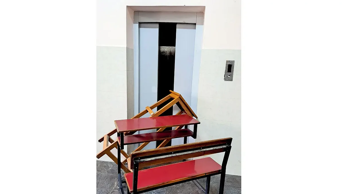 விபத்துக்குள்ளான லிப்ட்