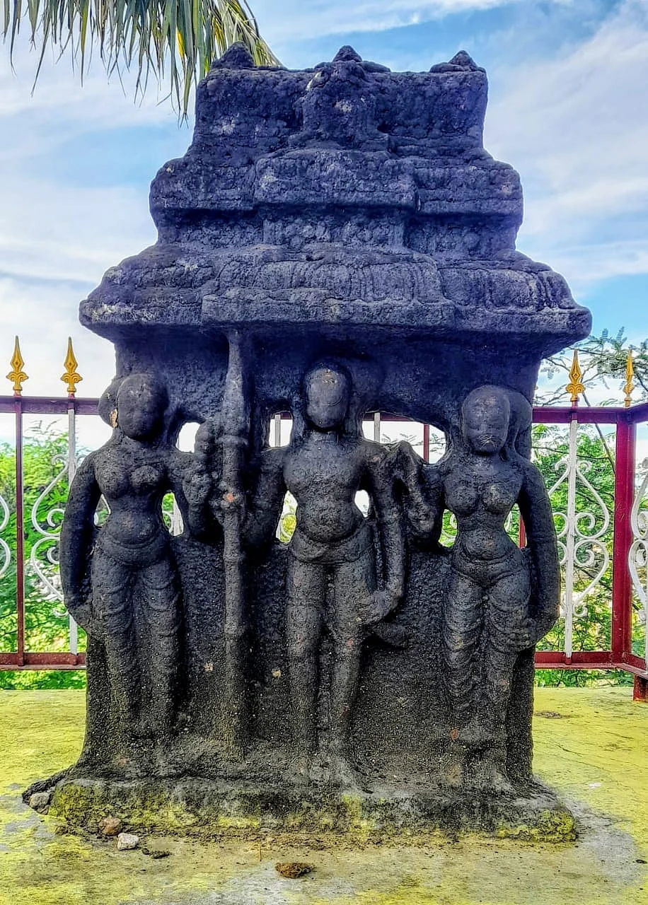 வளரி வீரன் நடுகல்