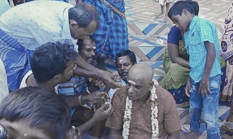 50 வயதில் காதணி விழா; தந்தையின் சிறுவயது ஆசையை நிறைவேற்றி விருந்து வைத்த மகன்கள்!