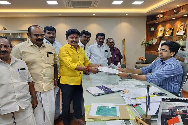 ஆட்சியரிடம் மனு அளித்த இசக்கி சுப்பையா