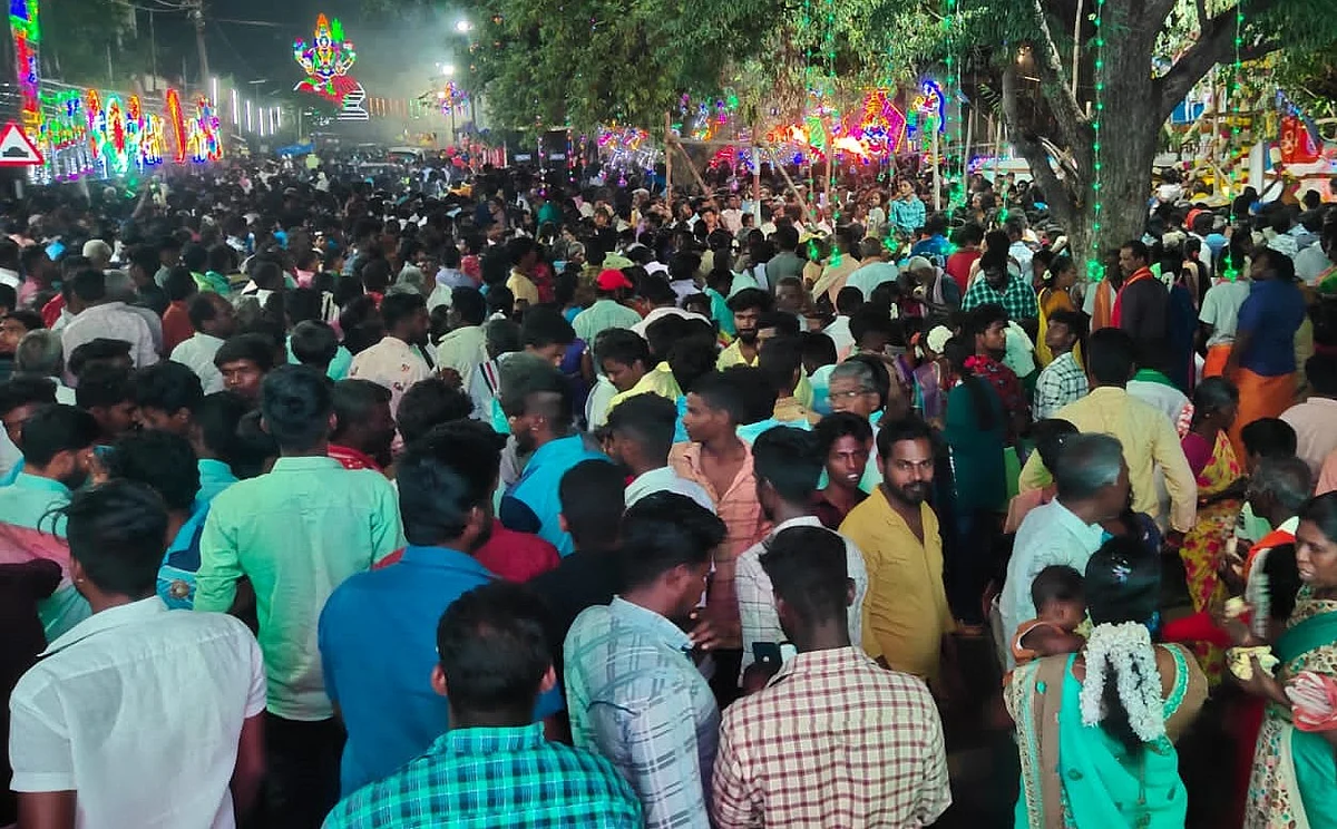 ஸ்ரீ முனியப்பன் கோயிலுக்கு ஊர்வலமாக வந்த பக்தர்கள்