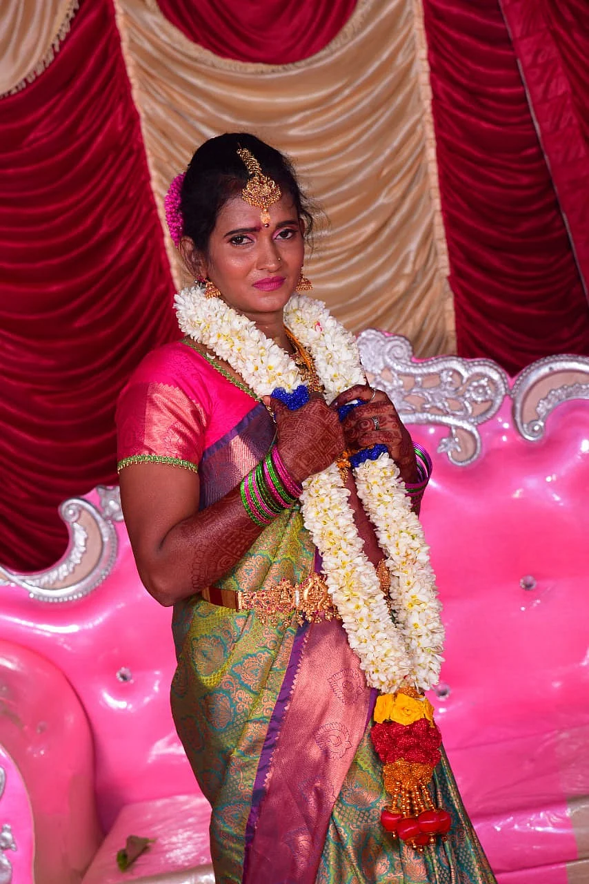 மணக்கோலத்தில் சந்தியா