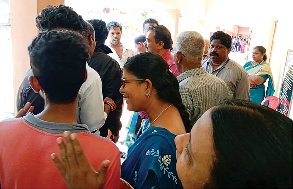 நீங்களெல்லாம் அங்க இருந்துதான் வந்தீங்க..! - செக்ஸ் பாடம் நடத்திய வக்கிர ஆசிரியர்