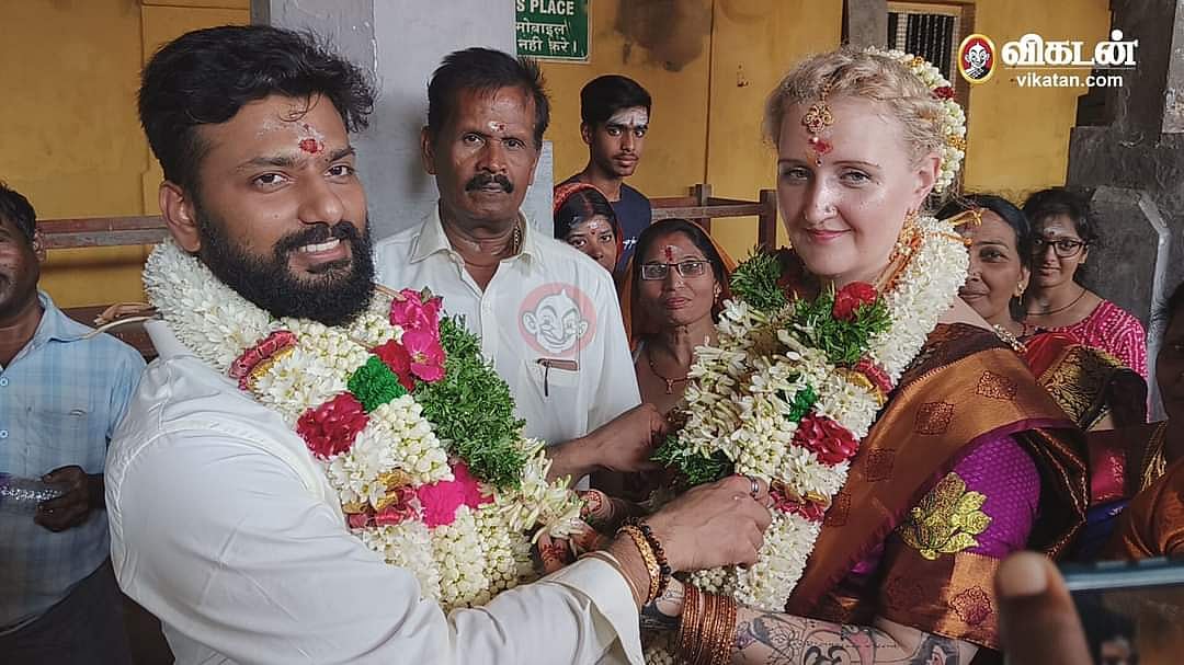 ஐரோப்பிய பெண்ணைக் கரம்பிடித்த மதுரை இளைஞர்; ராமநாதபுரம் கோயிலில் நடந்த திருமணம்!