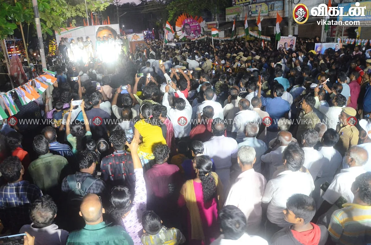 மேடையில் ராகுல் காந்தி