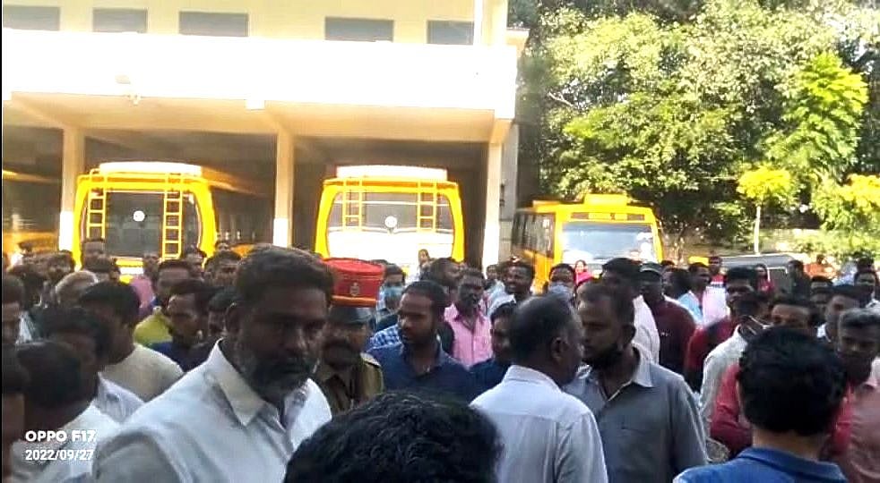 புதுச்சேரி: தேர்வை நிறுத்தச் சொன்ன பாஜக-வினர்... `வெளியே போ' என எதிர்த்த பெற்றோர்கள்