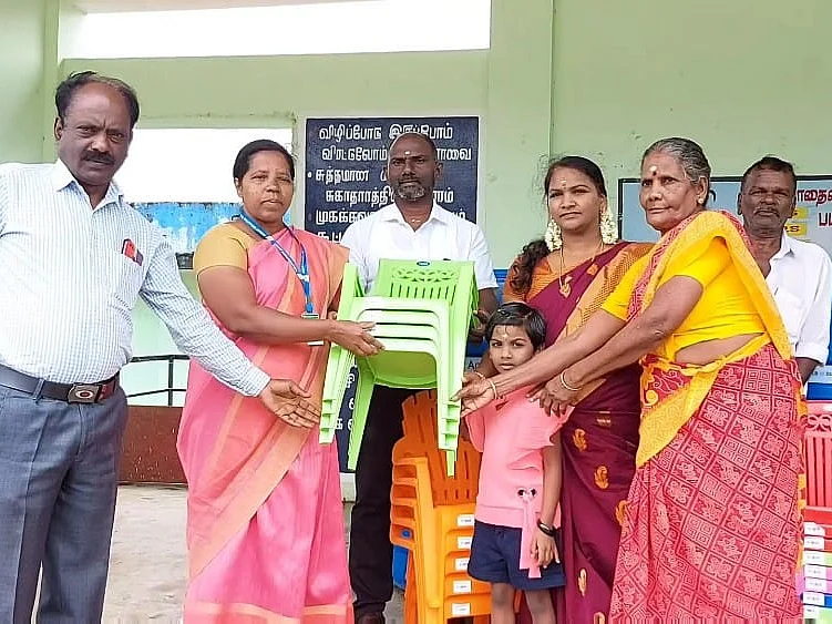 "முன் மாதிரியா இருக்கணும்!"- 2வது மகளையும் நன்கொடையுடன் அரசுப் பள்ளியில் சேர்த்த ஆசிரியத் தம்பதி