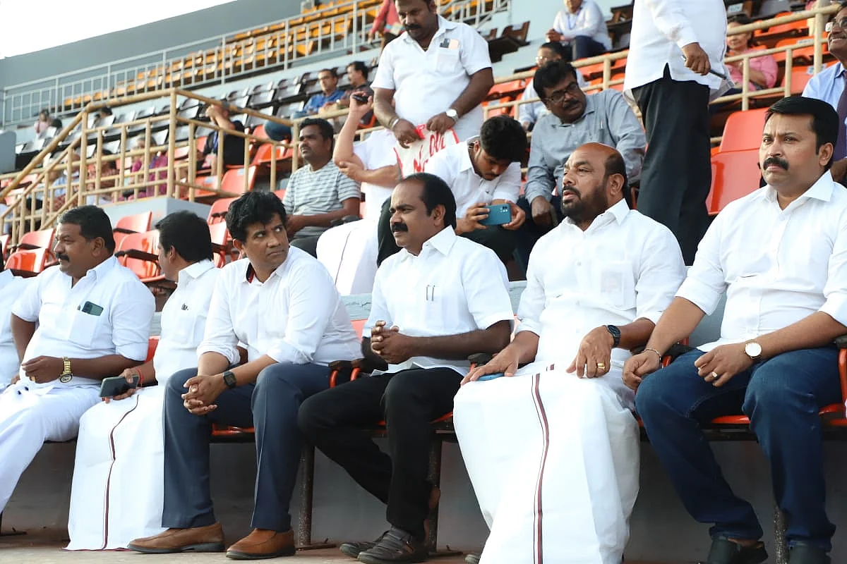 WTA Chennai Open 2022 Day 1: அபார கம்பேக் கொடுத்த இந்தியாவின் கர்மன் தண்டி!| Live Updates