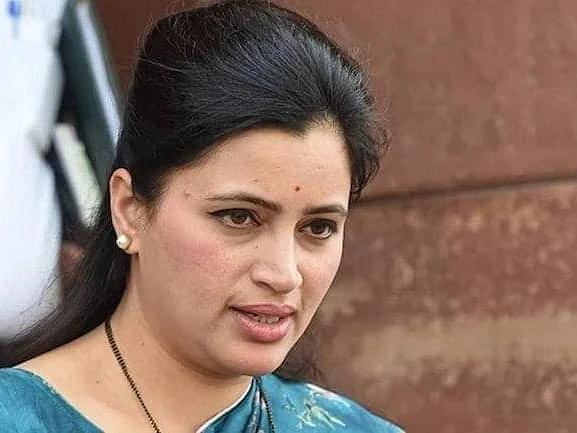 சாதிச் சான்றிதழ் மோசடி: மகாராஷ்டிரா எம்.பி நவ்நீத் ராணாவுக்கு மும்பை கோர்ட் கைது வாரன்ட்!